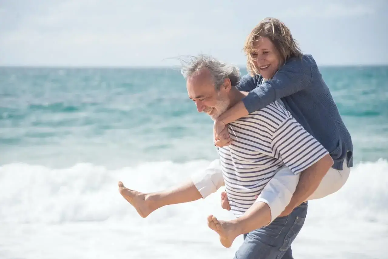 Pareja de ancianos en la playa