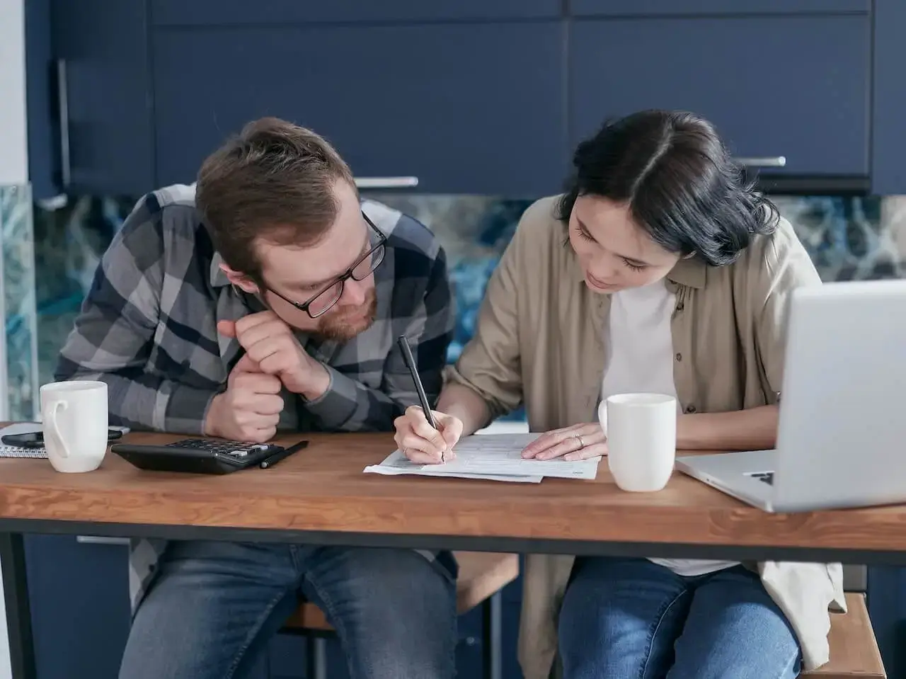 Pareja decidiendo sobre el presupuesto de casa