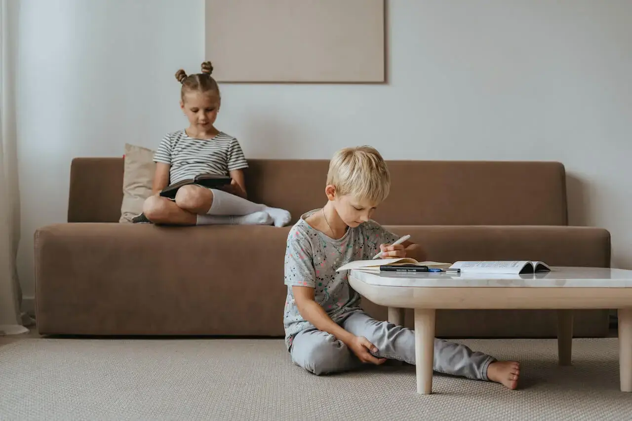 Niños estudiando