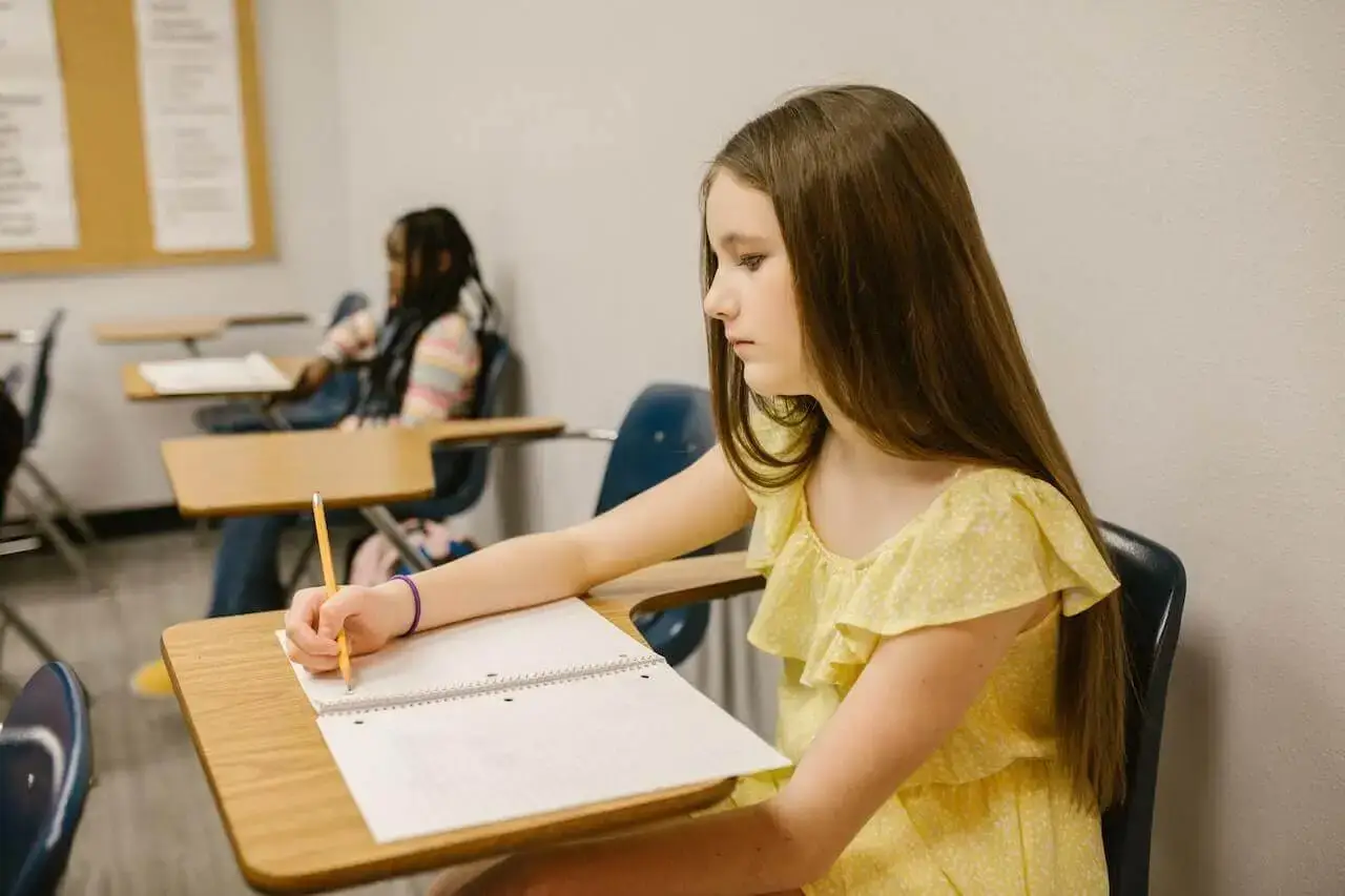 Niños estudiando