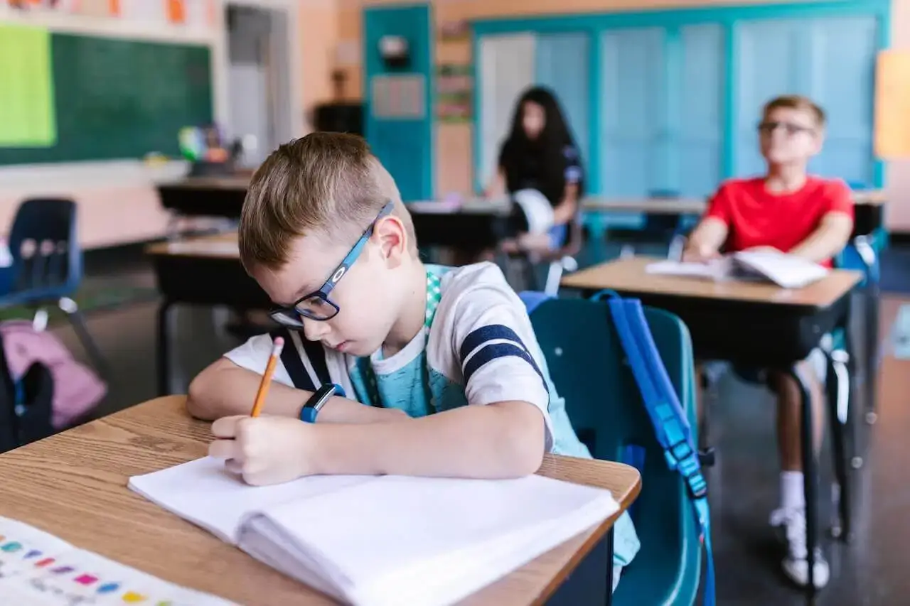 Niños estudiando